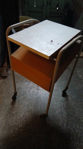 Mesita auxiliar pintor metal y madera