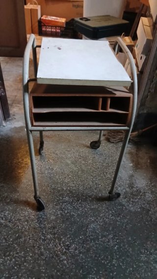 Mesita auxiliar pintor metal y madera
