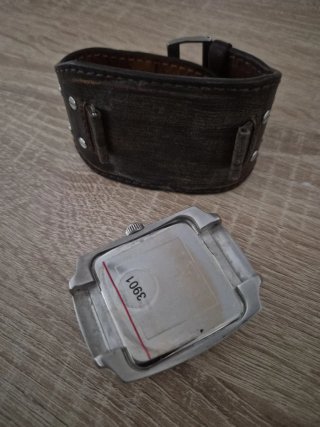 Reloj Guess Cuadrado Marrón y Plateado