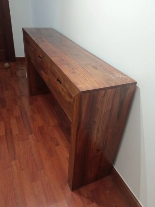 Consola de madera maciza con cajones.