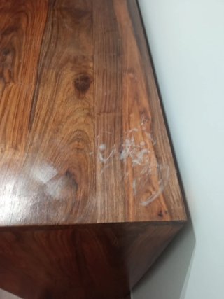 Consola de madera maciza con cajones.