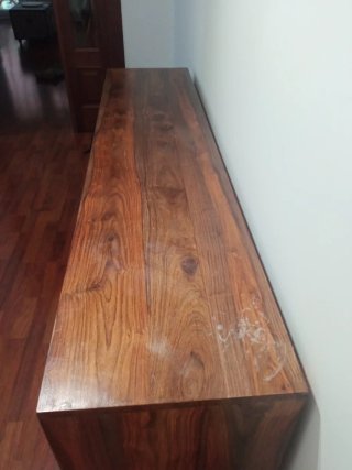 Consola de madera maciza con cajones.
