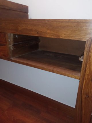 Consola de madera maciza con cajones.