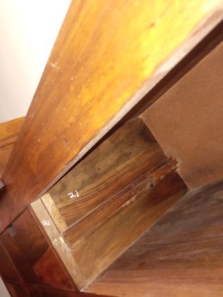 Consola de madera maciza con cajones.