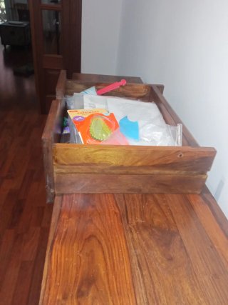 Consola de madera maciza con cajones.