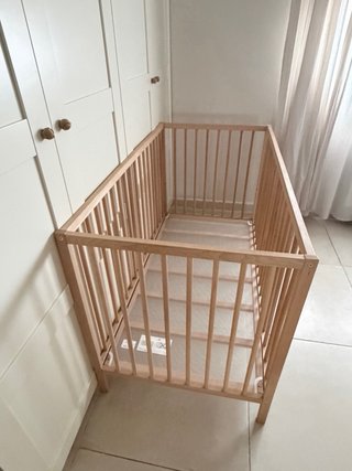 Cuna de bebé de madera