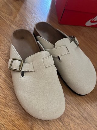 Sandalias Beige con Hebilla