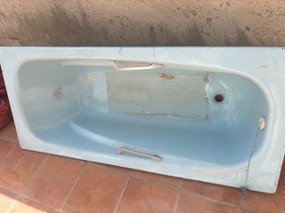 Bañera azul de metal sin usar