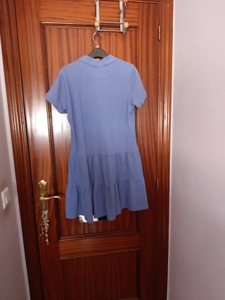 Vestido azul tipo polo con volantes