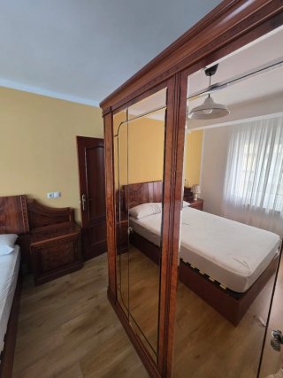 Mueble de raíz con cómoda, espejo y cabecero