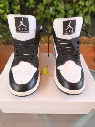 Nike Air Jordan 1 Mid Talla 37.5. Unisex.