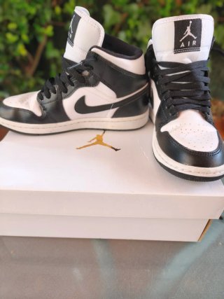 Nike Air Jordan 1 Mid Talla 37.5. Unisex.