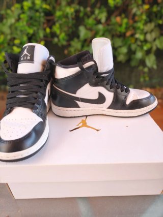Nike Air Jordan 1 Mid Talla 37.5. Unisex.