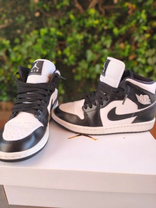 Nike Air Jordan 1 Mid Talla 37.5. Unisex.