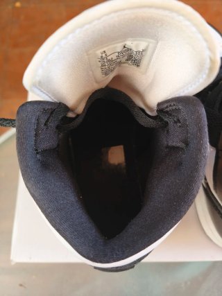 Nike Air Jordan 1 Mid Talla 37.5. Unisex.