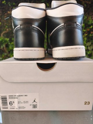 Nike Air Jordan 1 Mid Talla 37.5. Unisex.