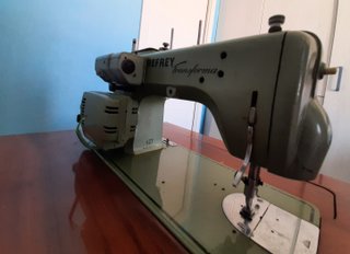 Máquina de Coser Refrey con Motor + mueble + lote.