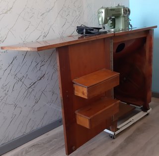 Máquina de Coser Refrey con Motor + mueble + lote.