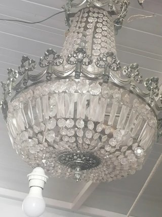 Lámpara de araña de cristal y metal