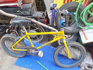 Bicicleta BMX Amarilla California