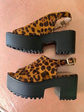 Sandalias de tacón con estampado de leopardo
