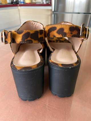 Sandalias de tacón con estampado de leopardo