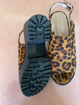 Sandalias de tacón con estampado de leopardo