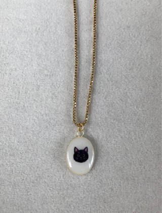 Colgante de gato negro con cadena dorada