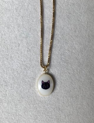 Colgante de gato negro con cadena dorada