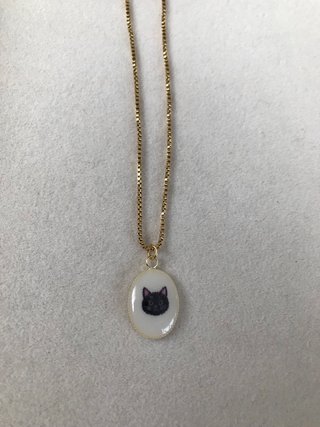Colgante de gato negro con cadena dorada