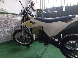 Husqvarna Enduro Moto Blanca y Azul