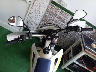 Husqvarna Enduro Moto Blanca y Azul