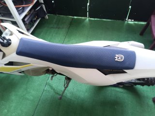 Husqvarna Enduro Moto Blanca y Azul