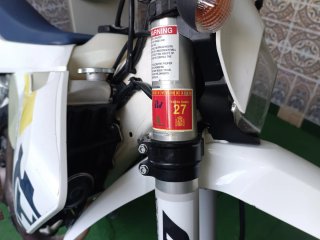 Husqvarna Enduro Moto Blanca y Azul