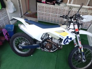Husqvarna Enduro Moto Blanca y Azul
