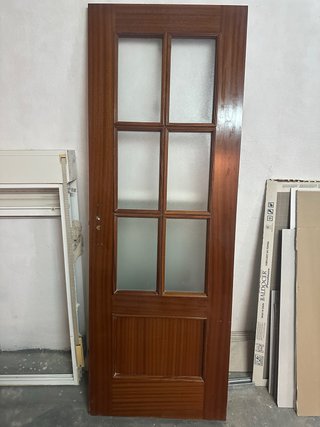 Puerta de madera con cristal