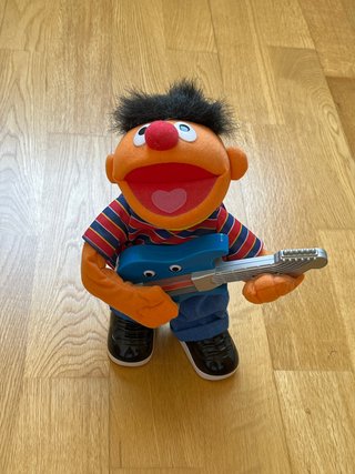 Muñeco Ernie de Barrio Sésamo con Guitarra