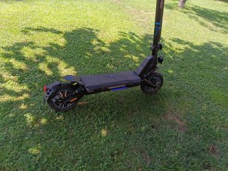 Patinete eléctrico negro