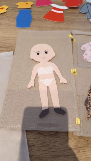 Muñeca de fieltro con vestidos