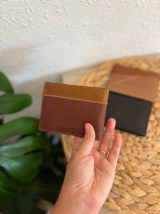 Cartera de piel marrón