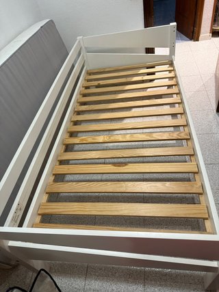 Cama juvenil blanca y madera