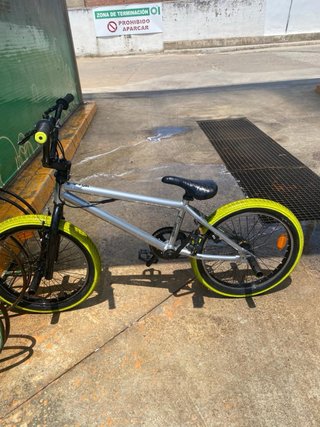 BMX plateada con ruedas amarillas