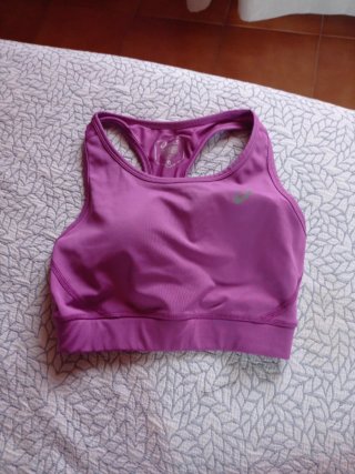 Top deportivo Nike morado
