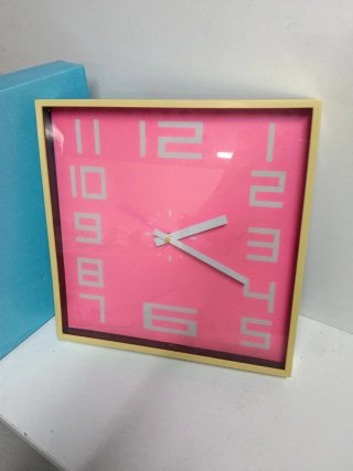Reloj de pared cuadrado rosa