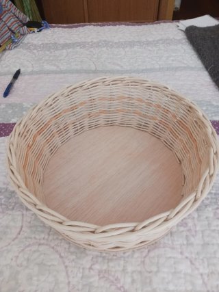Cesto de mimbre beige y naranja