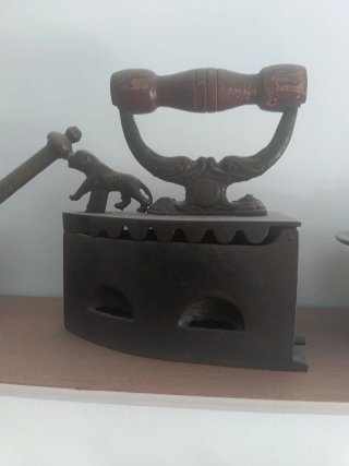 Piezas antiguas de bronce/hierro más estanterias.