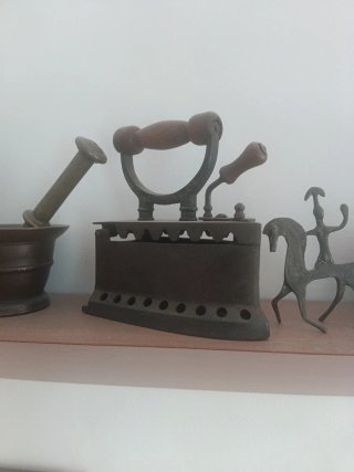Piezas antiguas de bronce/hierro más estanterias.