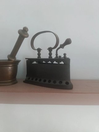 Piezas antiguas de bronce/hierro más estanterias.