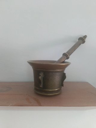 Piezas antiguas de bronce/hierro más estanterias.