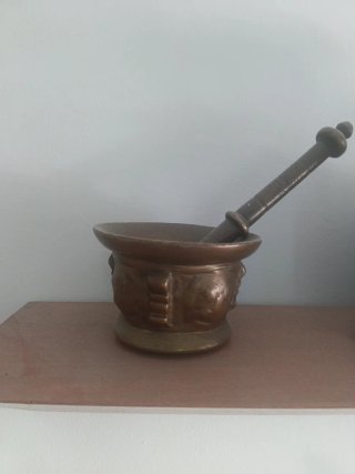 Piezas antiguas de bronce/hierro más estanterias.